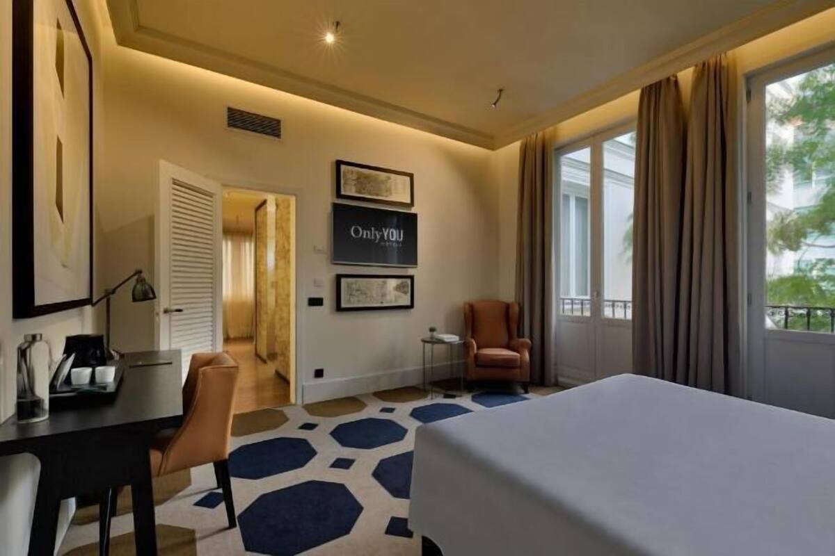 Ropa de cama de alta calidad, cubrecamas y minibar