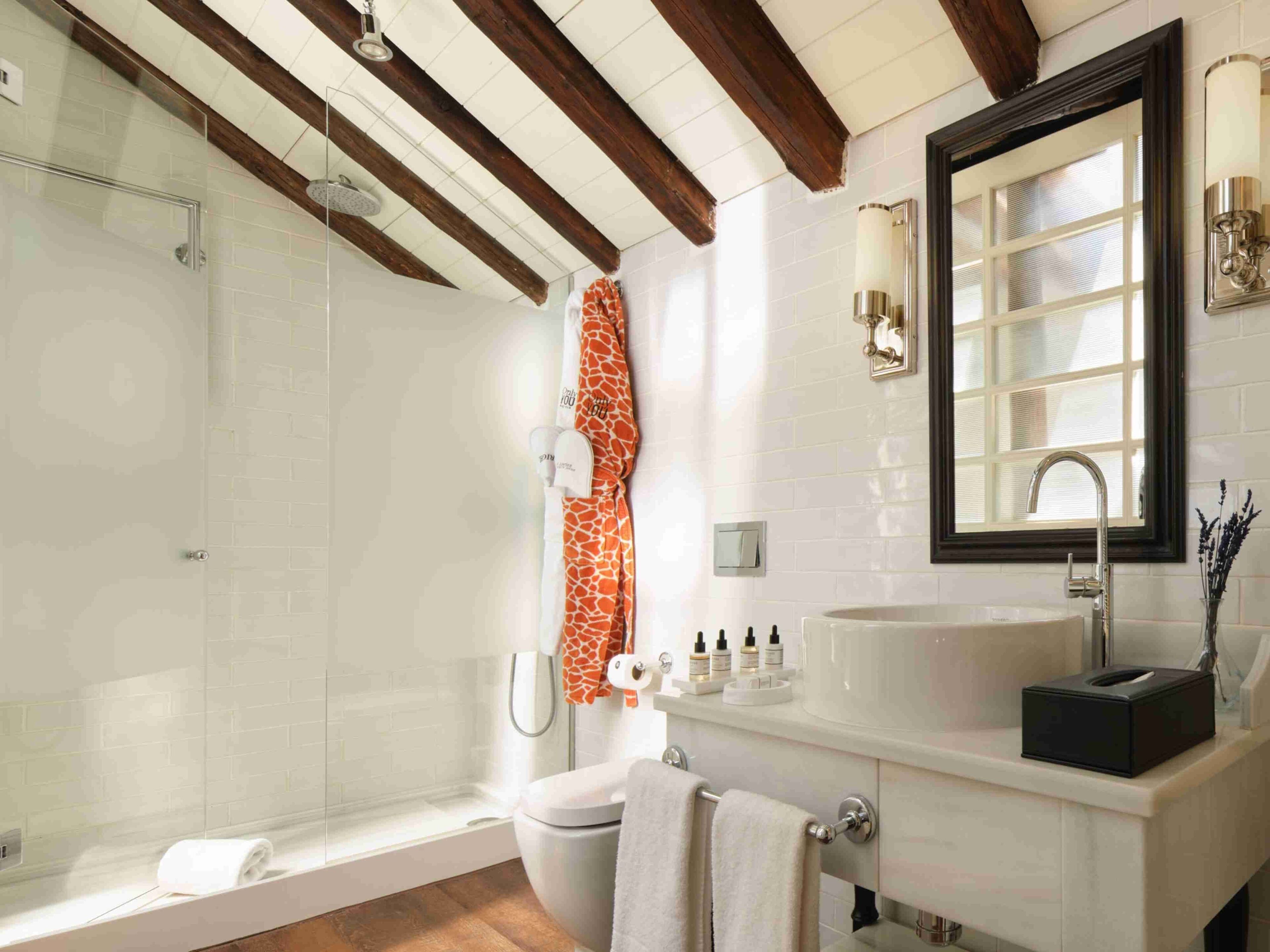 Een douche, een regendouche, gratis toiletartikelen, een haardroger