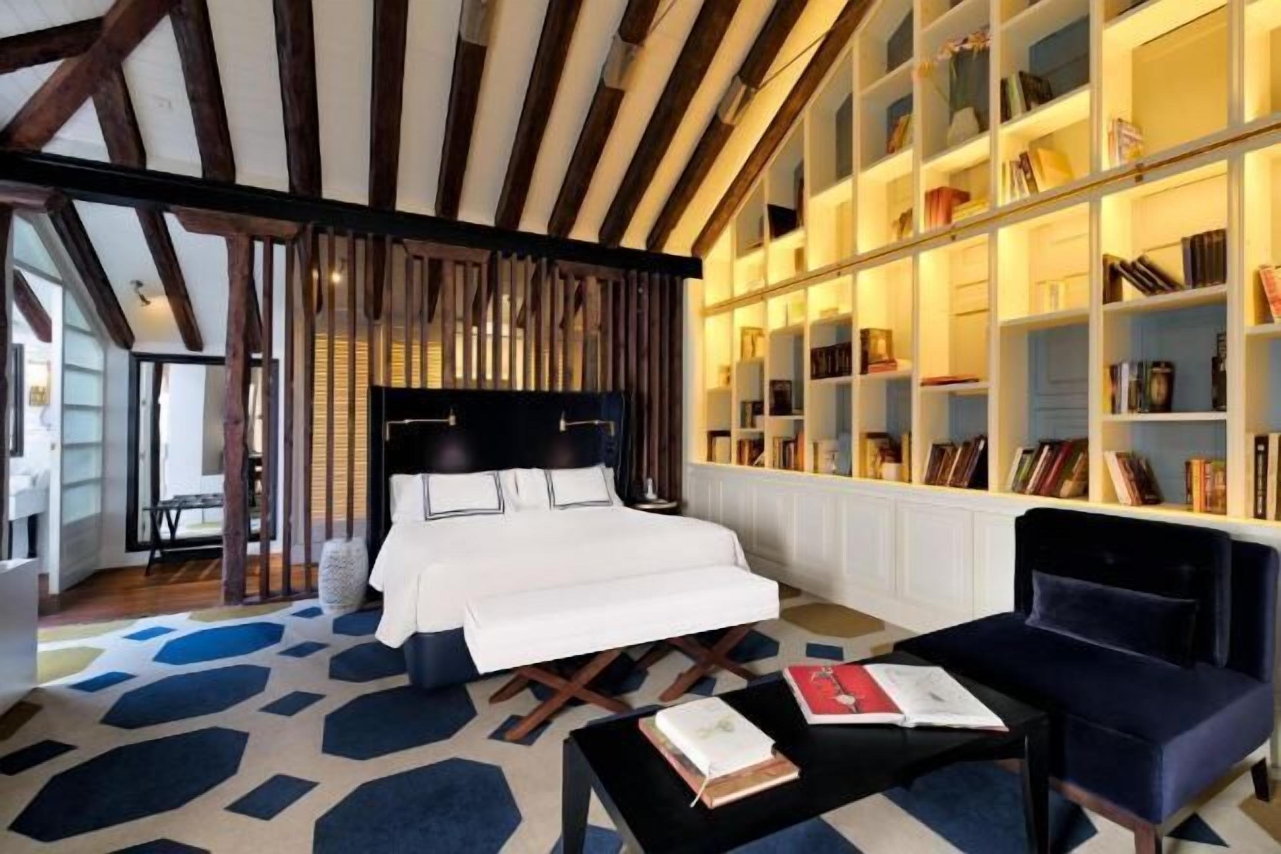 Ropa de cama de alta calidad, cubrecamas y minibar 