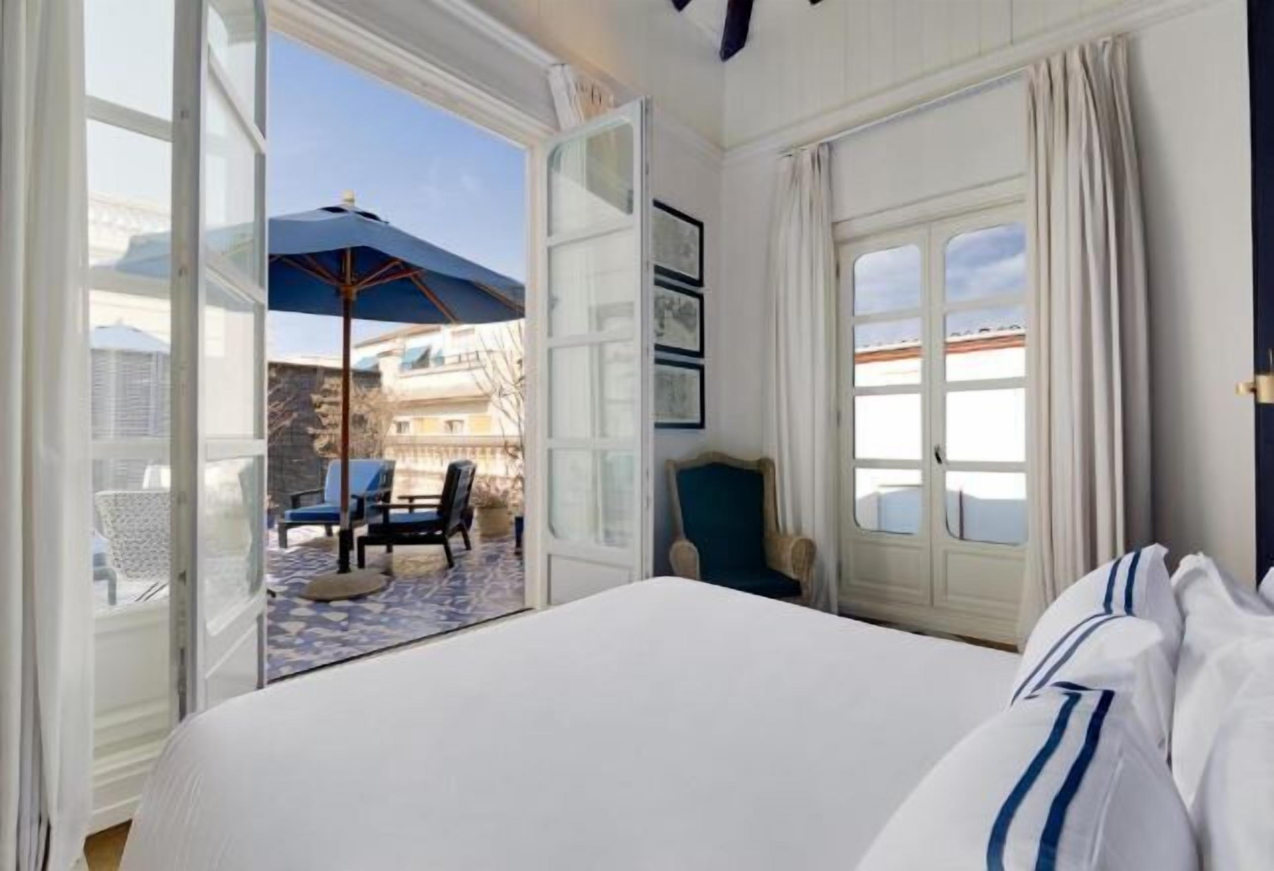 Ropa de cama de alta calidad, cubrecamas y minibar 