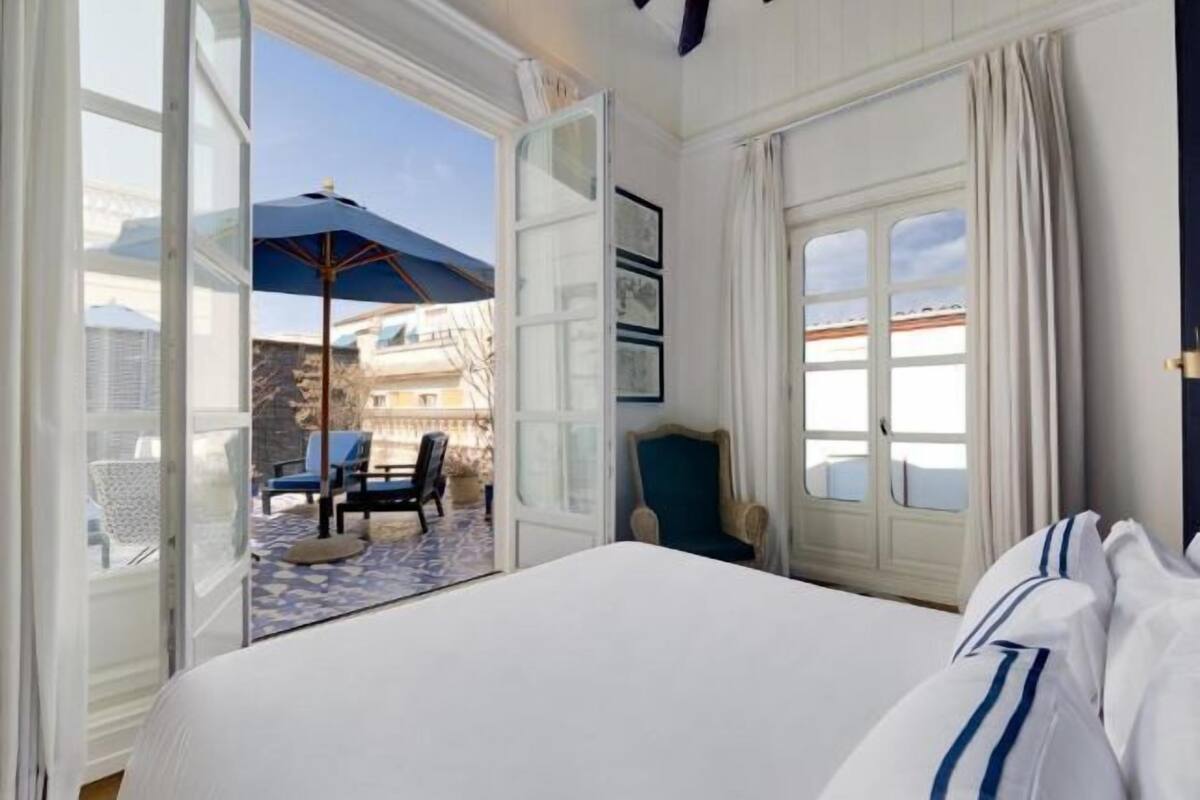 Ropa de cama de alta calidad, cubrecamas y minibar