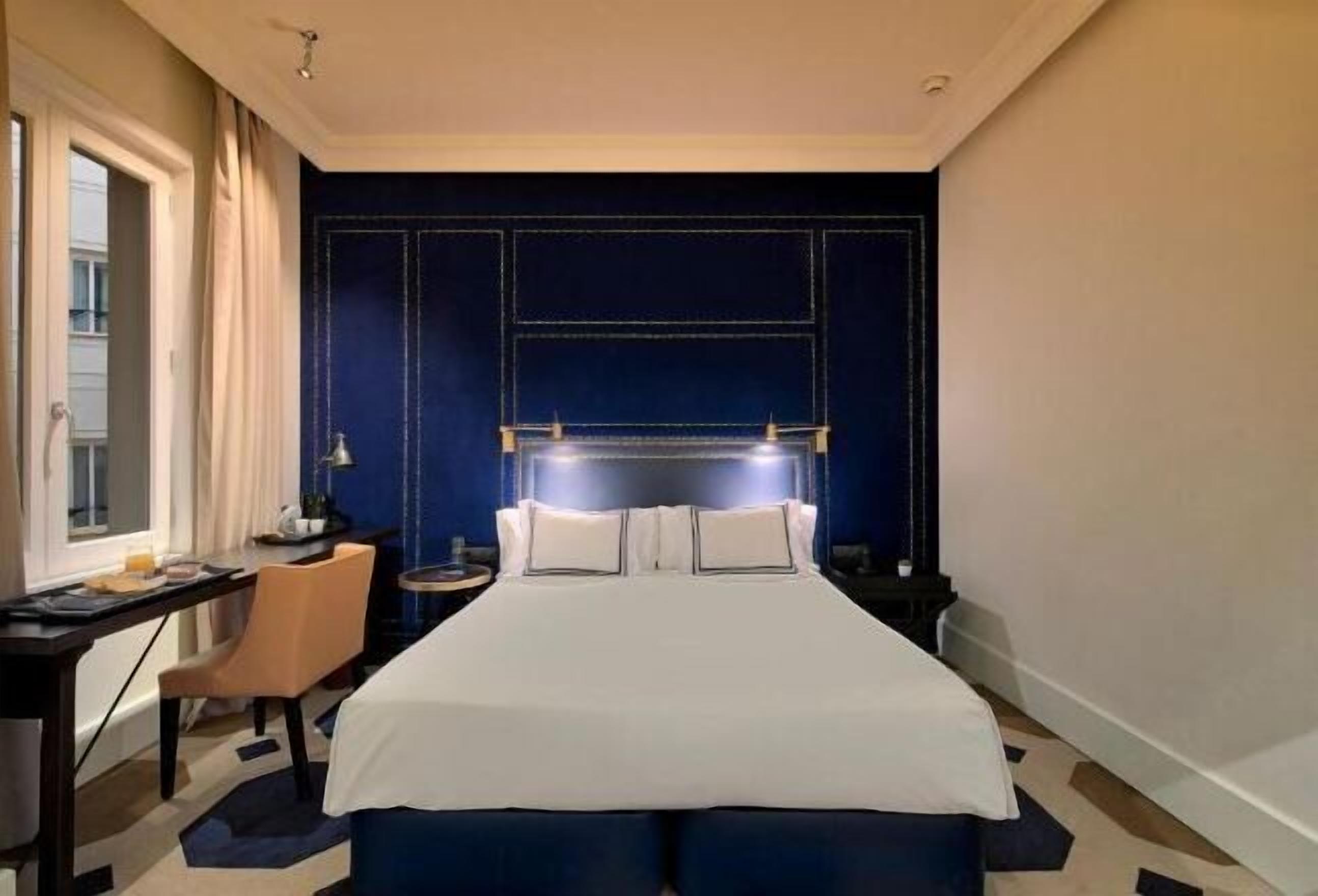 Ropa de cama de alta calidad, cubrecamas y minibar 