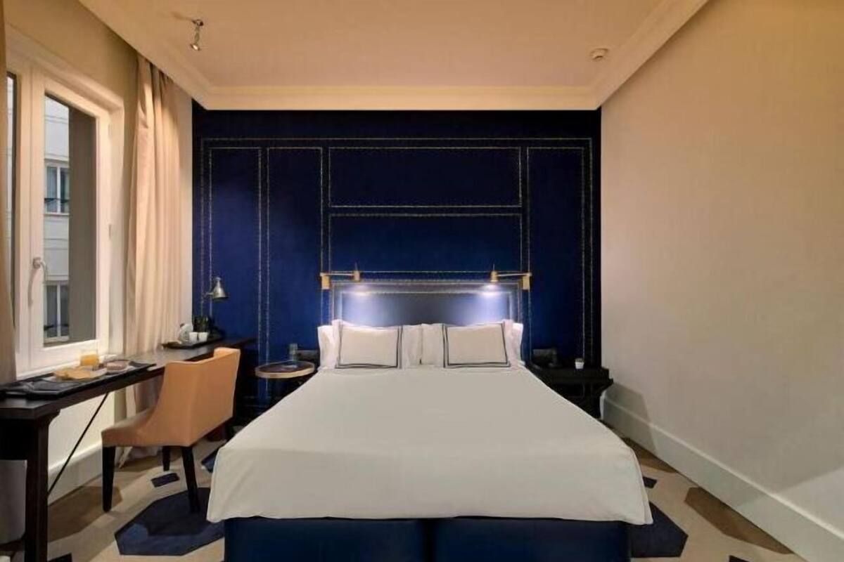 Ropa de cama de alta calidad, cubrecamas y minibar