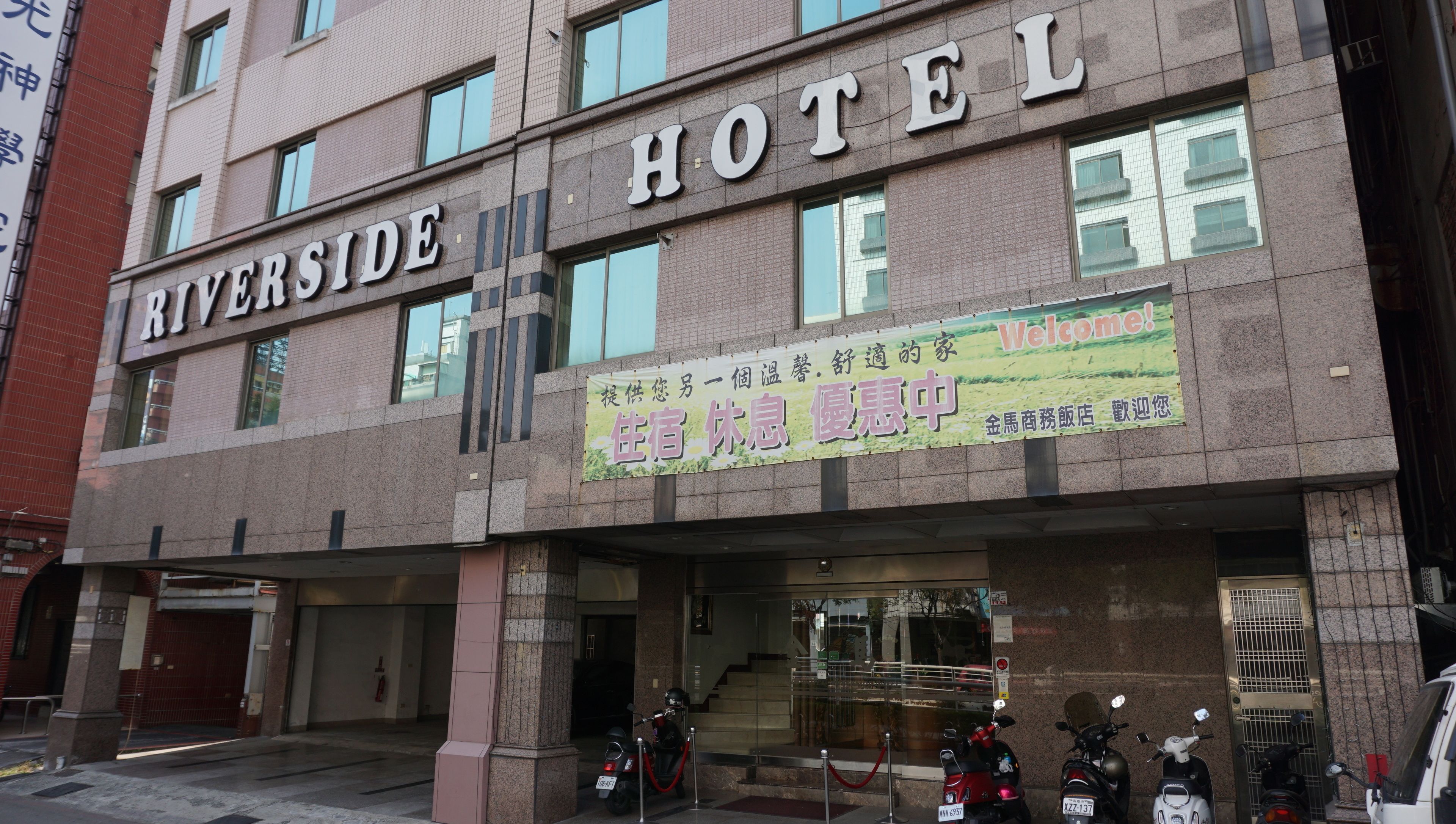 Hotel Riverside con una señal y un cartel.
