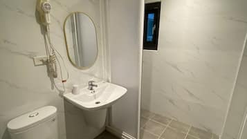 Elite Double Room | Bathroom | Hair dryer, slippers, towels, shampoo