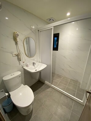 Habitación Elite doble | Baño | Secador de pelo, zapatillas, toallas y champú