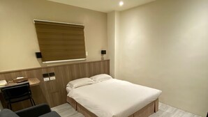 精品双人房 | 羽绒被、遮光窗帘、免费 WiFi、床单