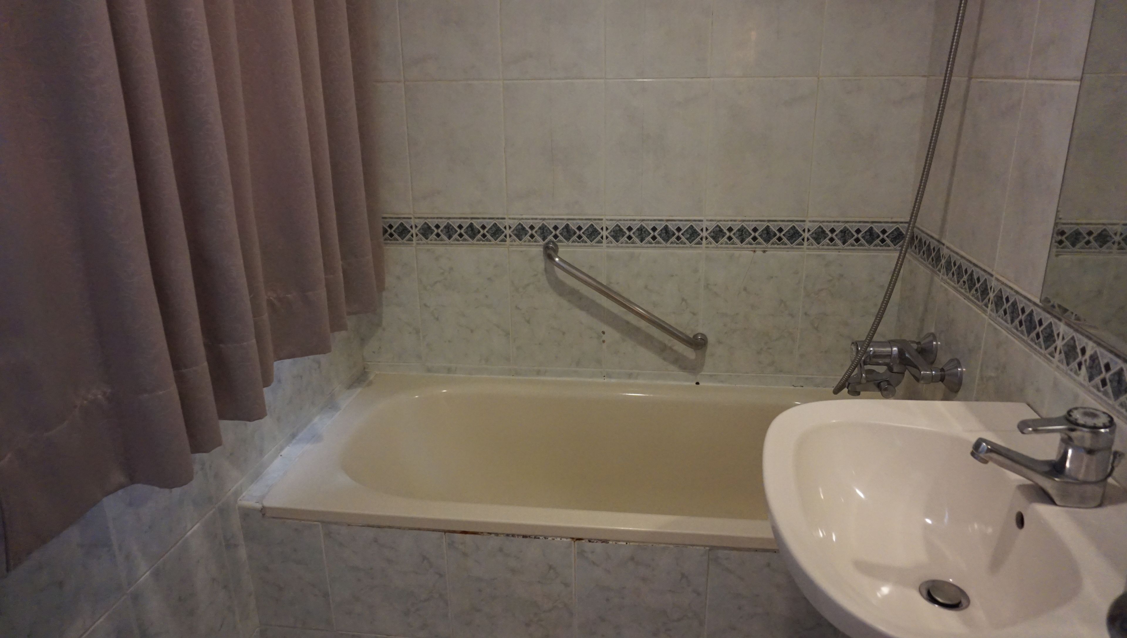 Ein Badezimmer mit Badewanne, Waschbecken und Dusche.