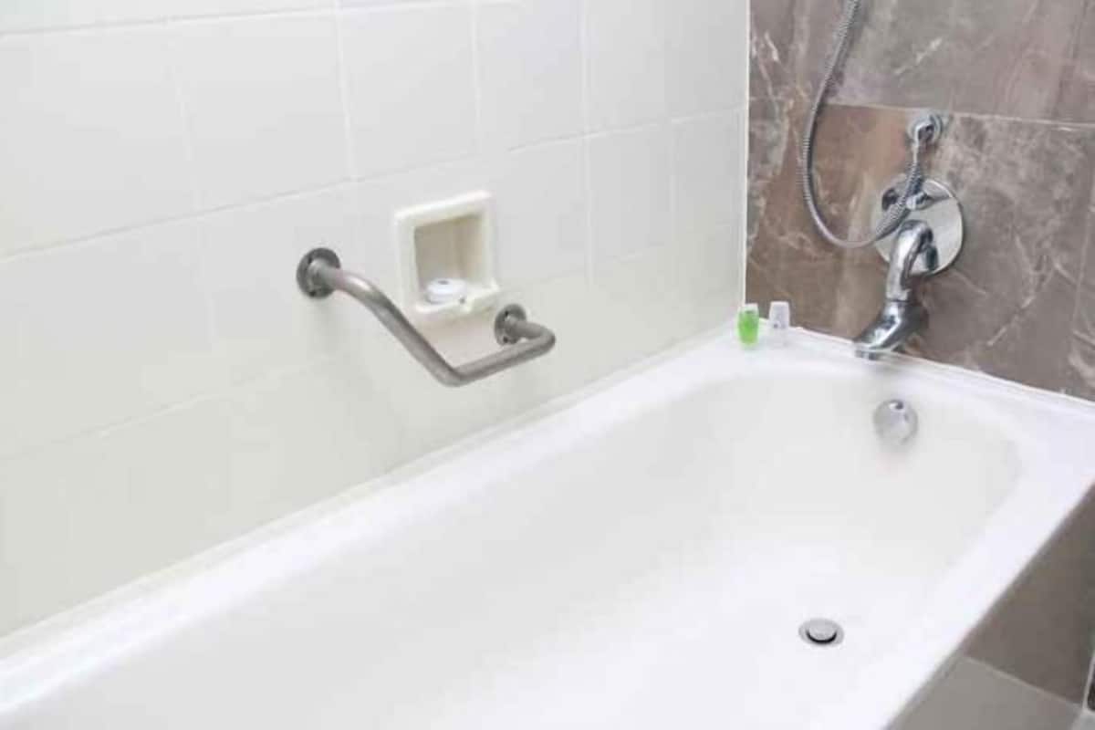 Bañera con ducha, artículos de tocador gratuitos, toallas