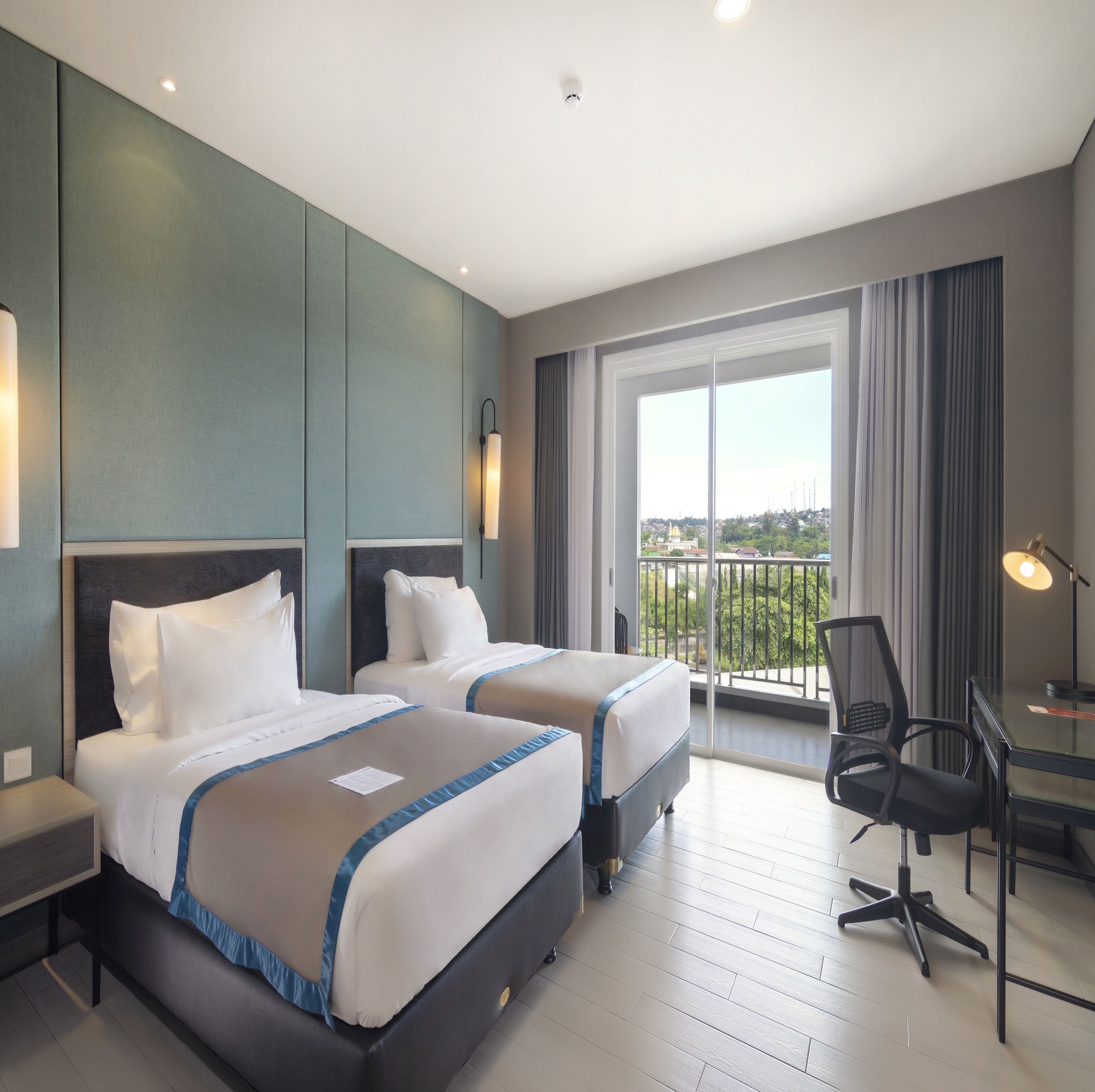 business twin room | 1 bedroom, minibar, in-room safe, desk