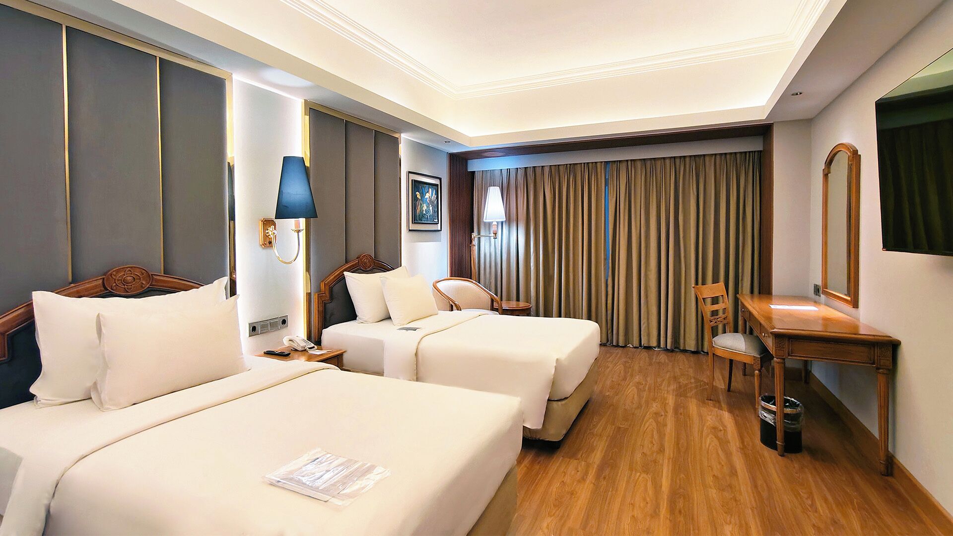 Quarto duplo empresarial | Cofres nos quartos, escrivaninha, espaço de trabalho para notebook