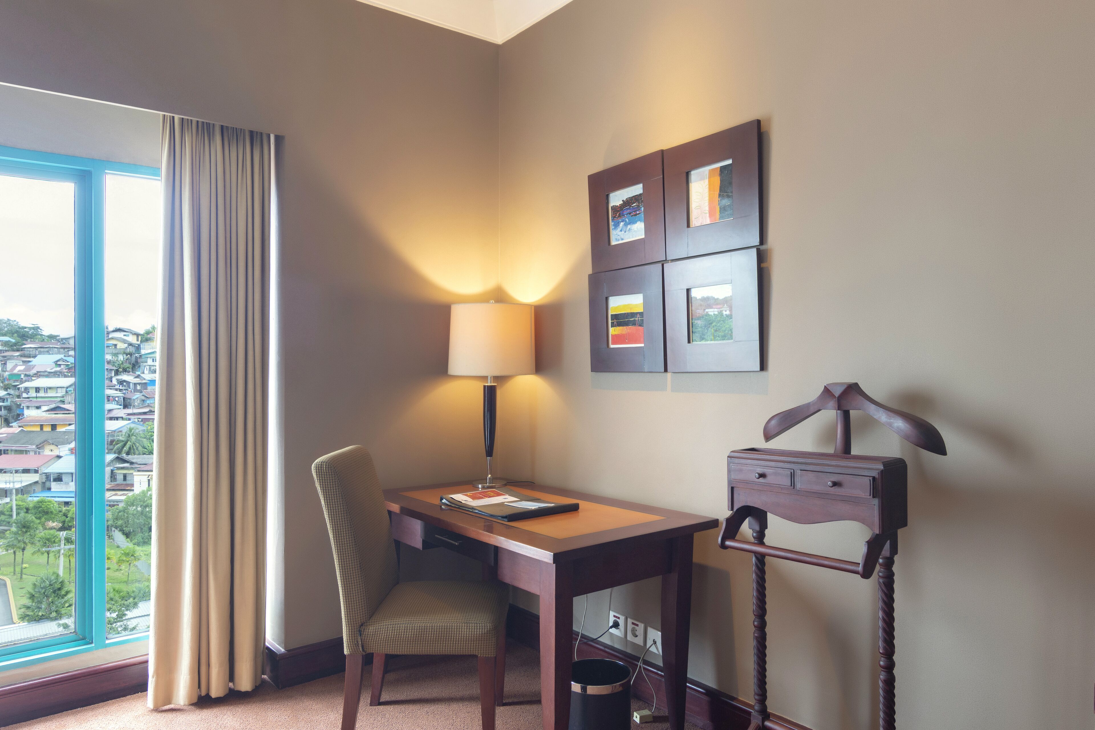 executive twin room, 2 single beds | 1 bedroom, minibar, in-room safe, desk