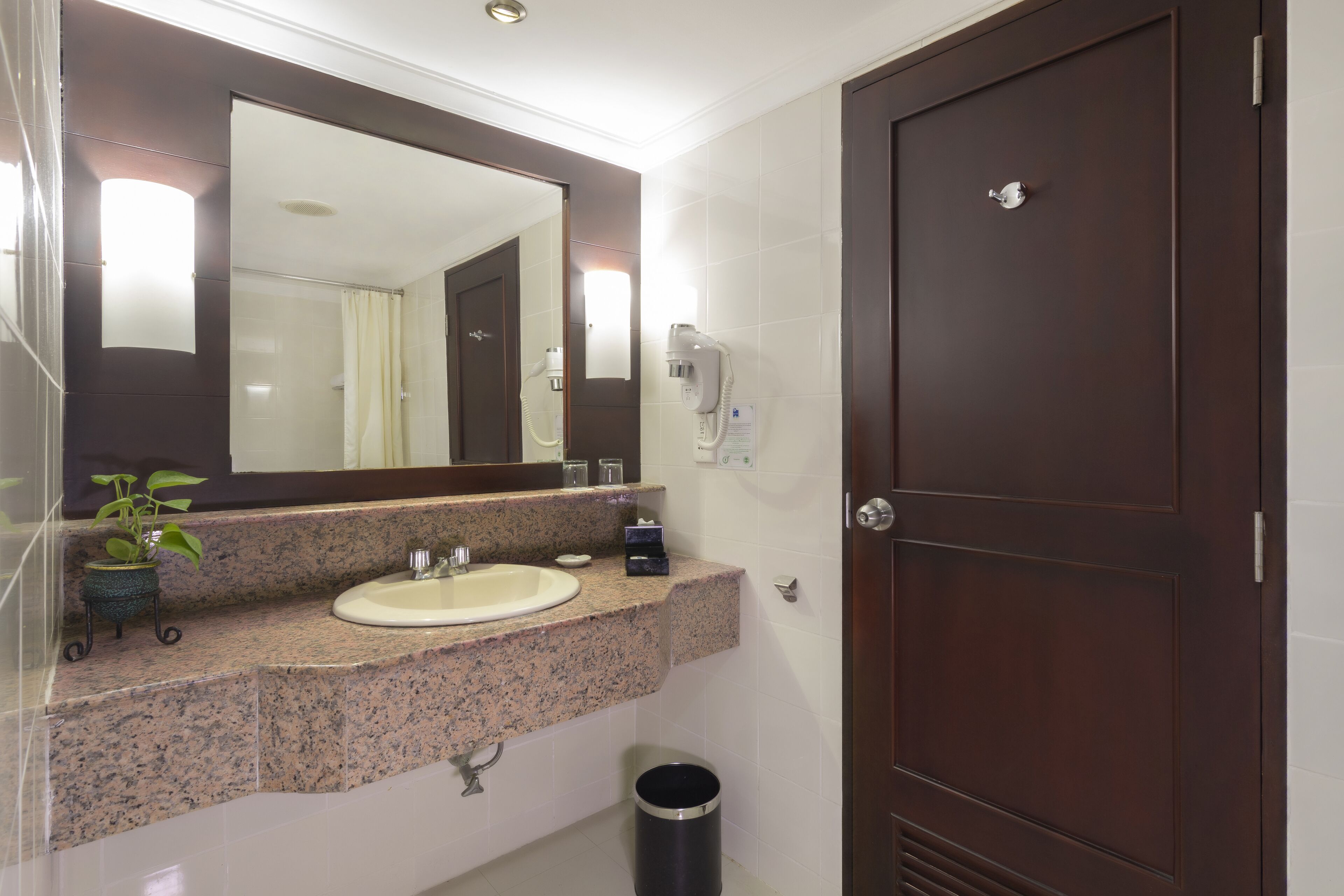 combined shower/bathtub, free toiletries, towels