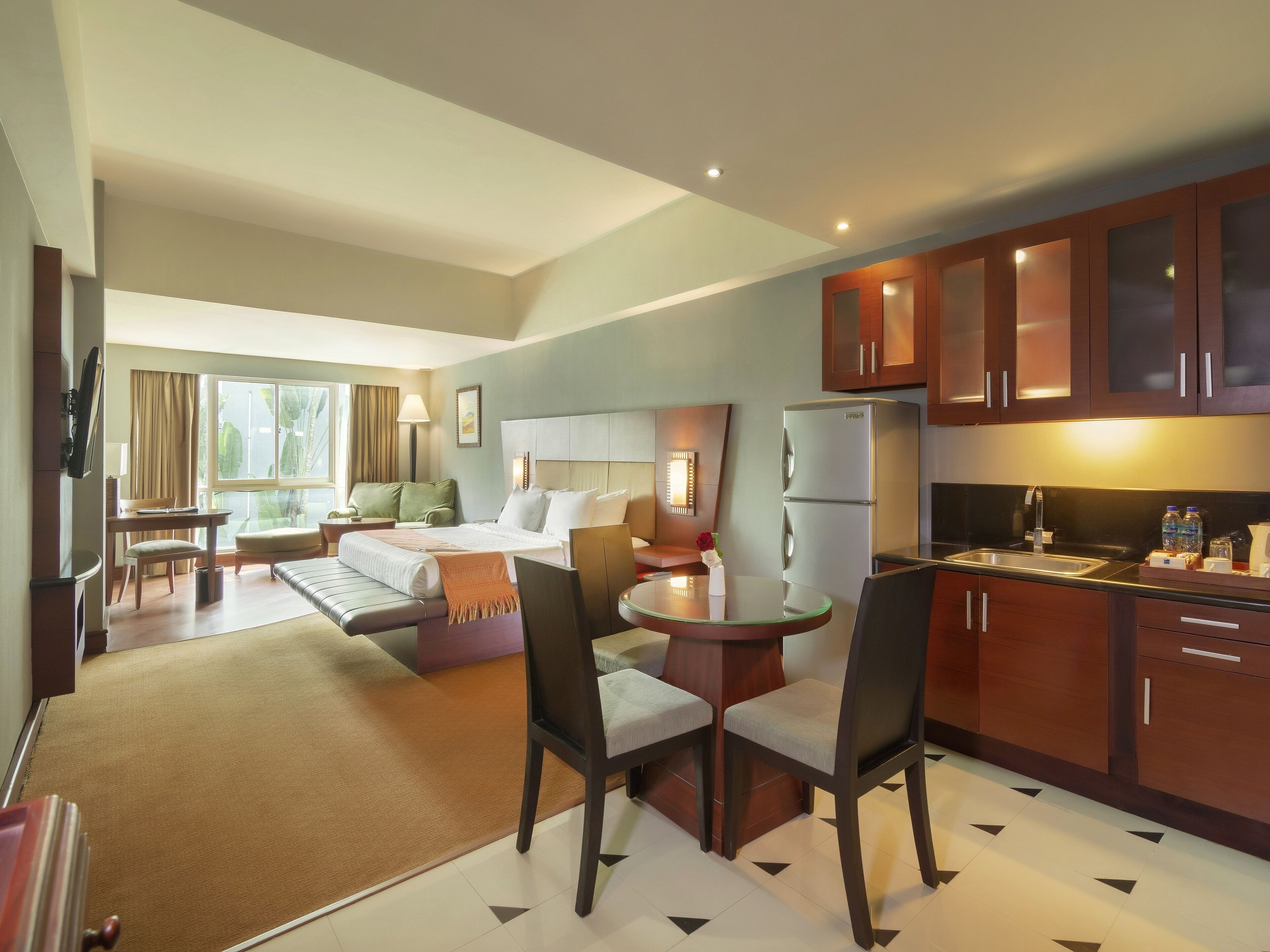 studio, 1 double bed | 1 bedroom, minibar, in-room safe, desk