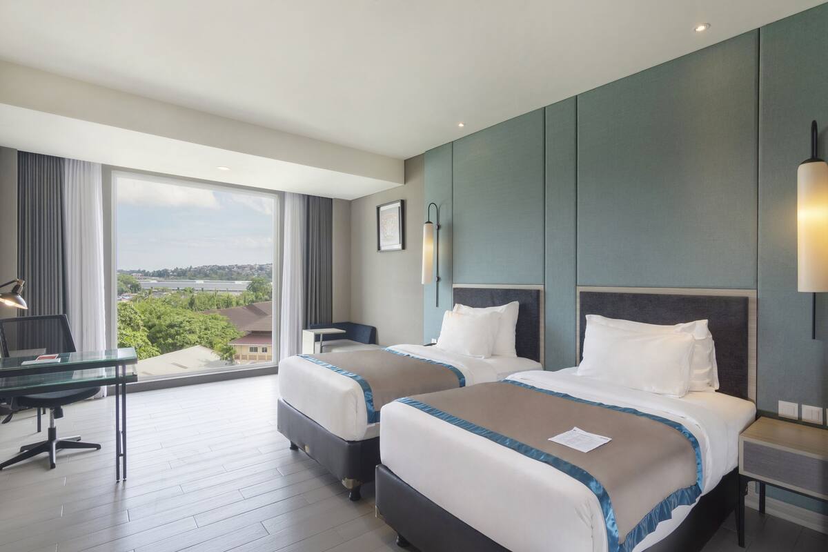 deluxe twin room, 2 single beds | 1 bedroom, minibar, in-room safe, desk