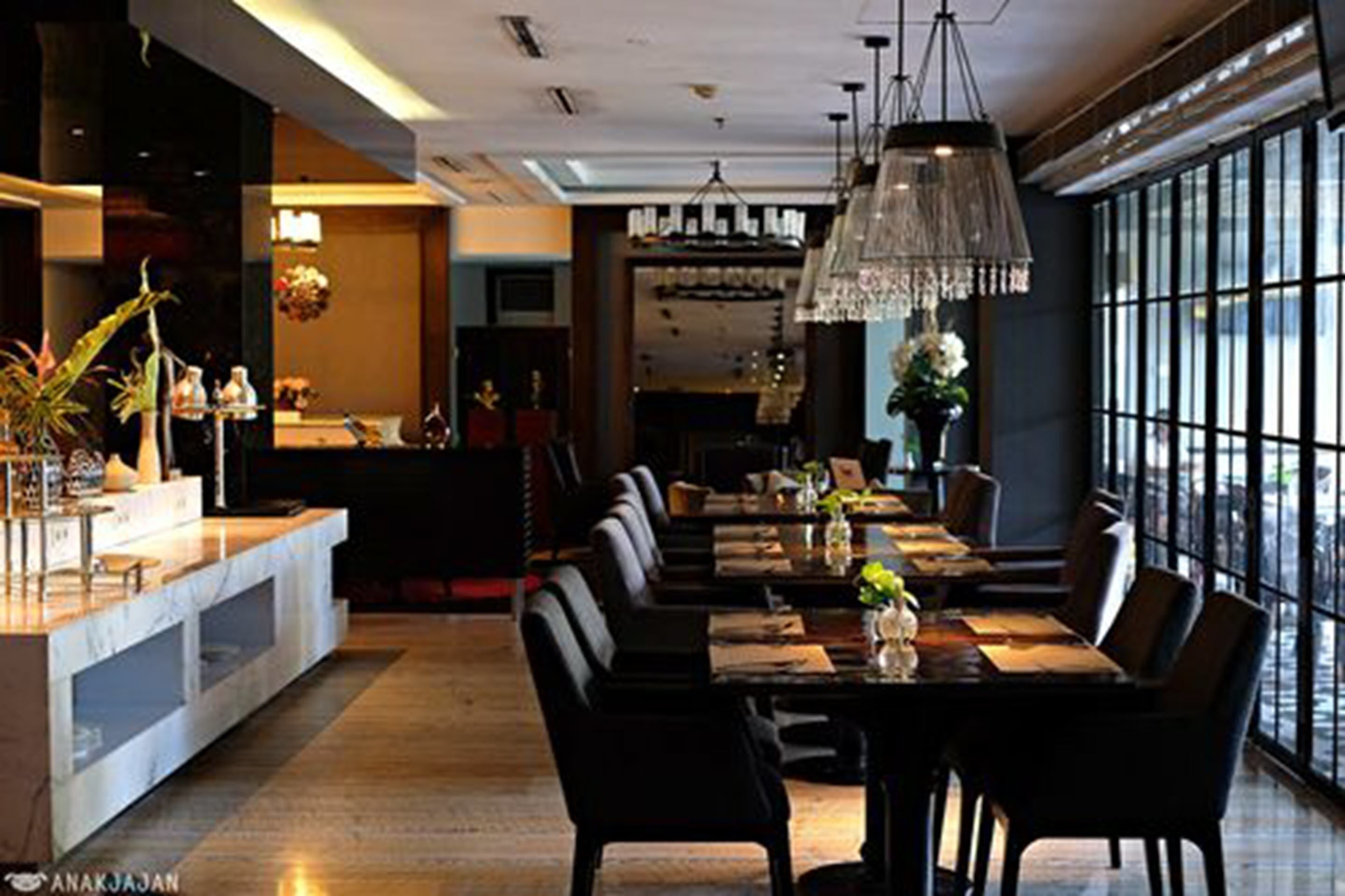 3 restaurants, international cuisine