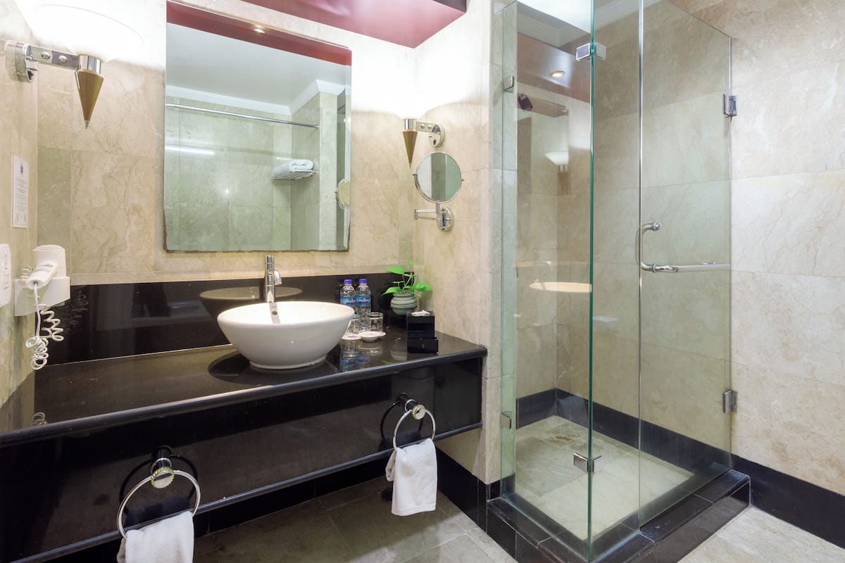 executive suite, 1 double bed | bathroom | combined shower/bathtub, free toiletries, towels