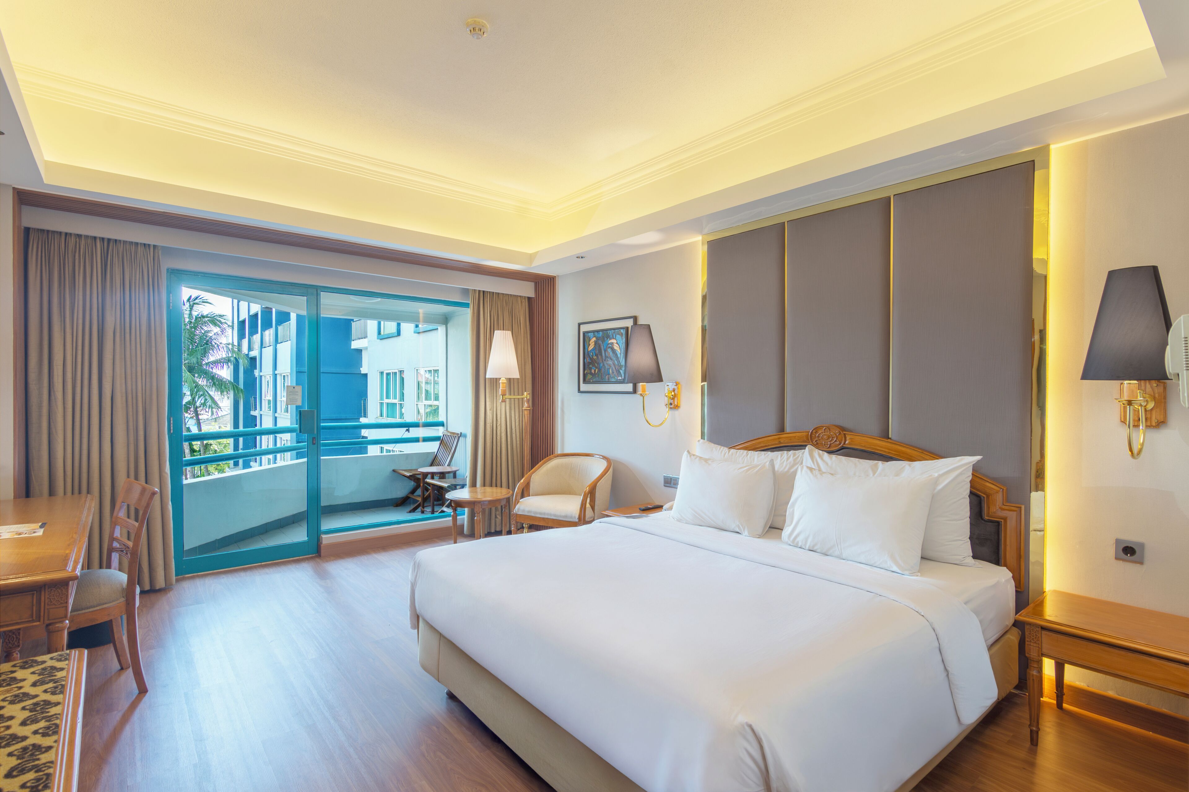 Quarto casal luxo | Cofres nos quartos, escrivaninha, espaço de trabalho para notebook