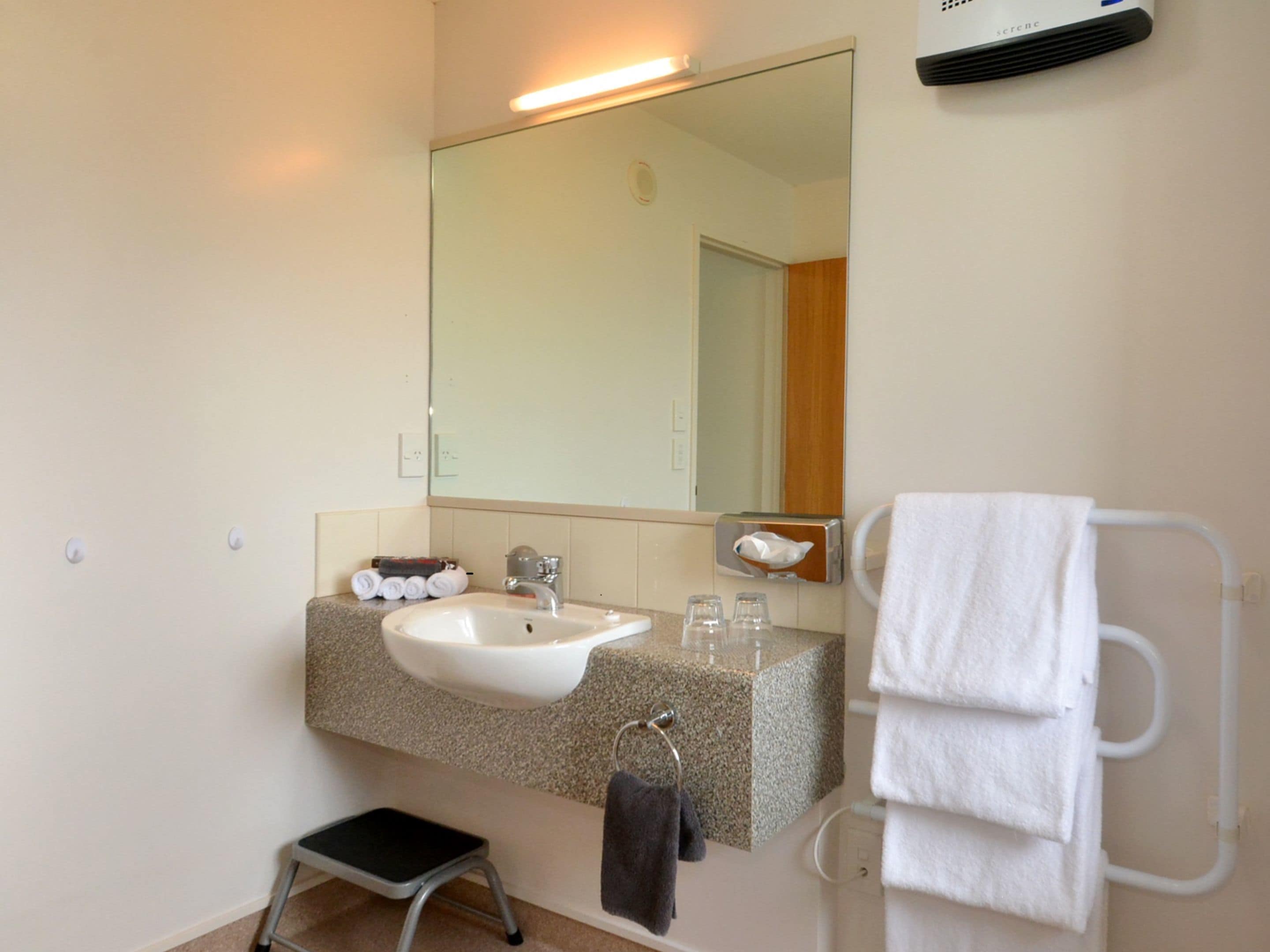 One Bedroom Executive Suite | 浴室 | 免費梳洗用品、風筒、提供毛巾、番梘