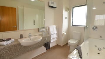 One Bedroom Executive Suite | Salle de bain | Articles de toilette gratuits, sĂšche-cheveux, serviettes fournies, savon