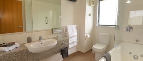 One Bedroom Executive Suite | Baño | Artículos de higiene personal gratuitos, secador de pelo y toallas