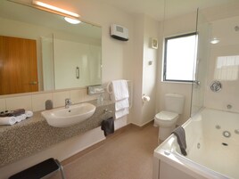 One Bedroom Executive Suite | Bathroom