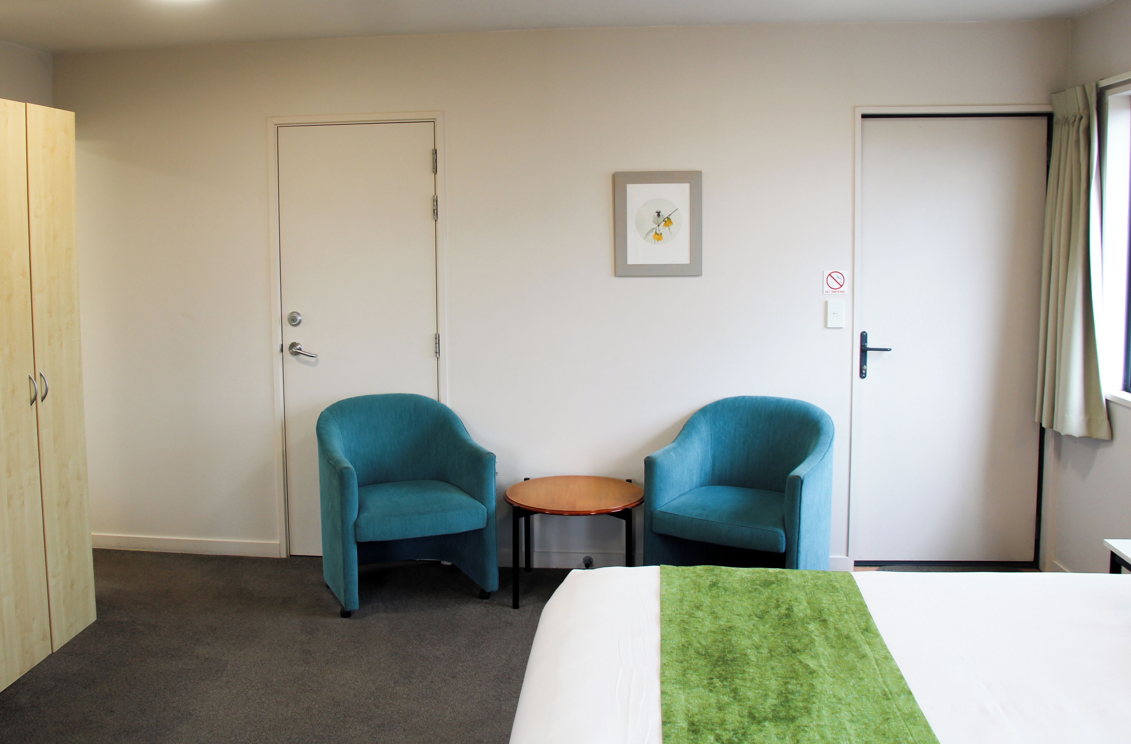 One Bedroom Executive Suite | 客廳 | 26 吋平面電視連衛星電視頻道、電視