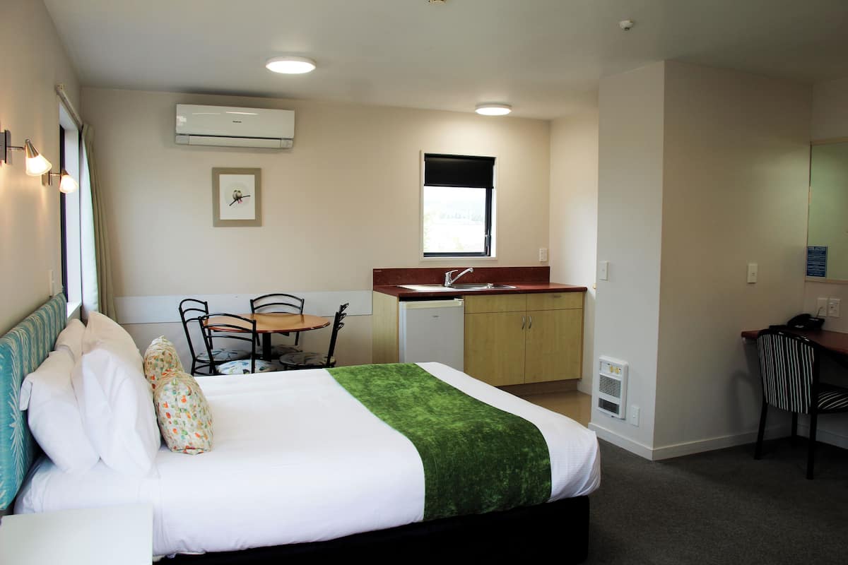 One Bedroom Executive Suite | Una scrivania, ferro/asse da stiro