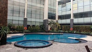 Outdoor pool - Hotel Menara Bahtera (Balikpapan)