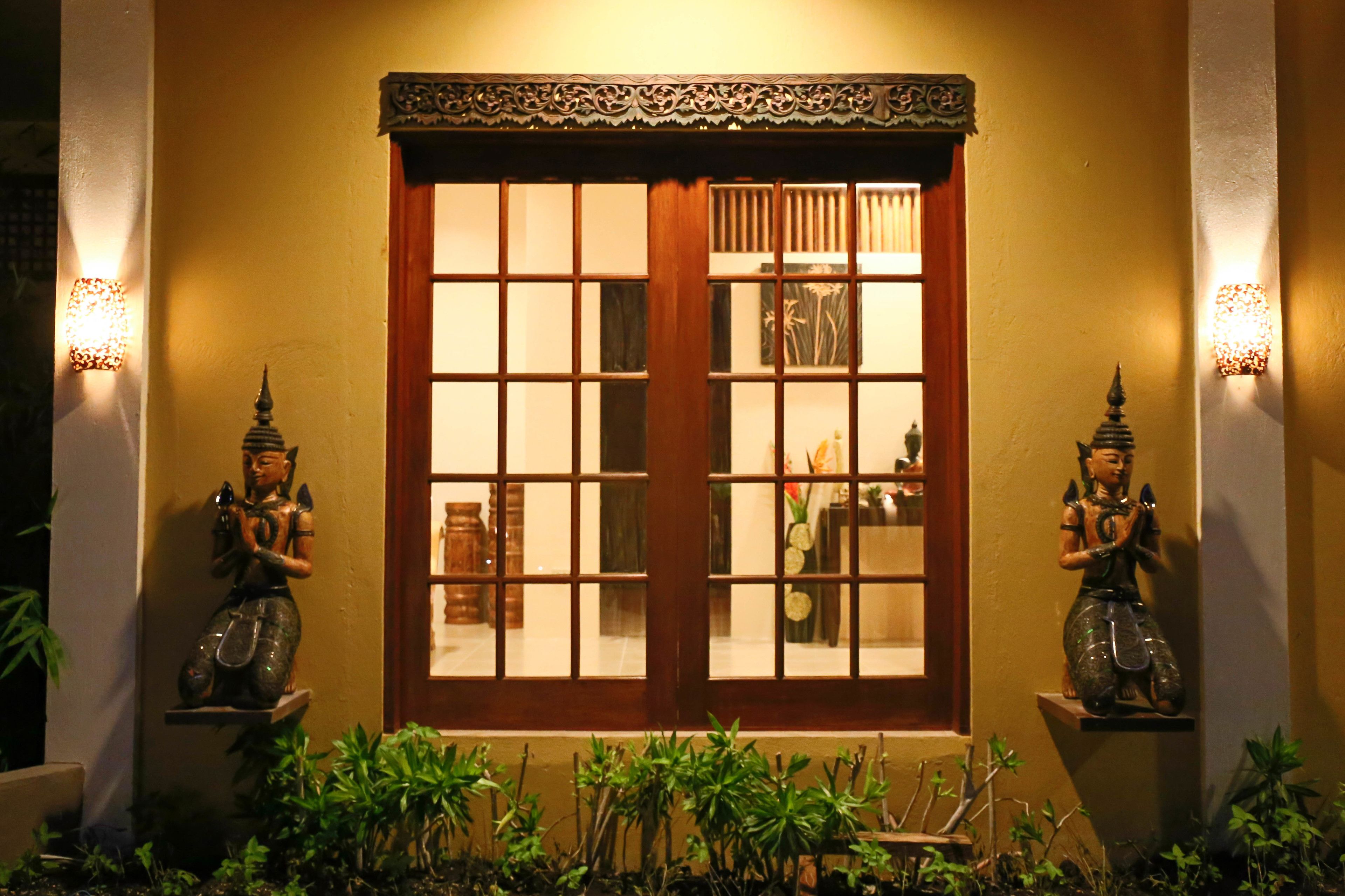 couples treatment room(s), sauna, body scrubs, facials