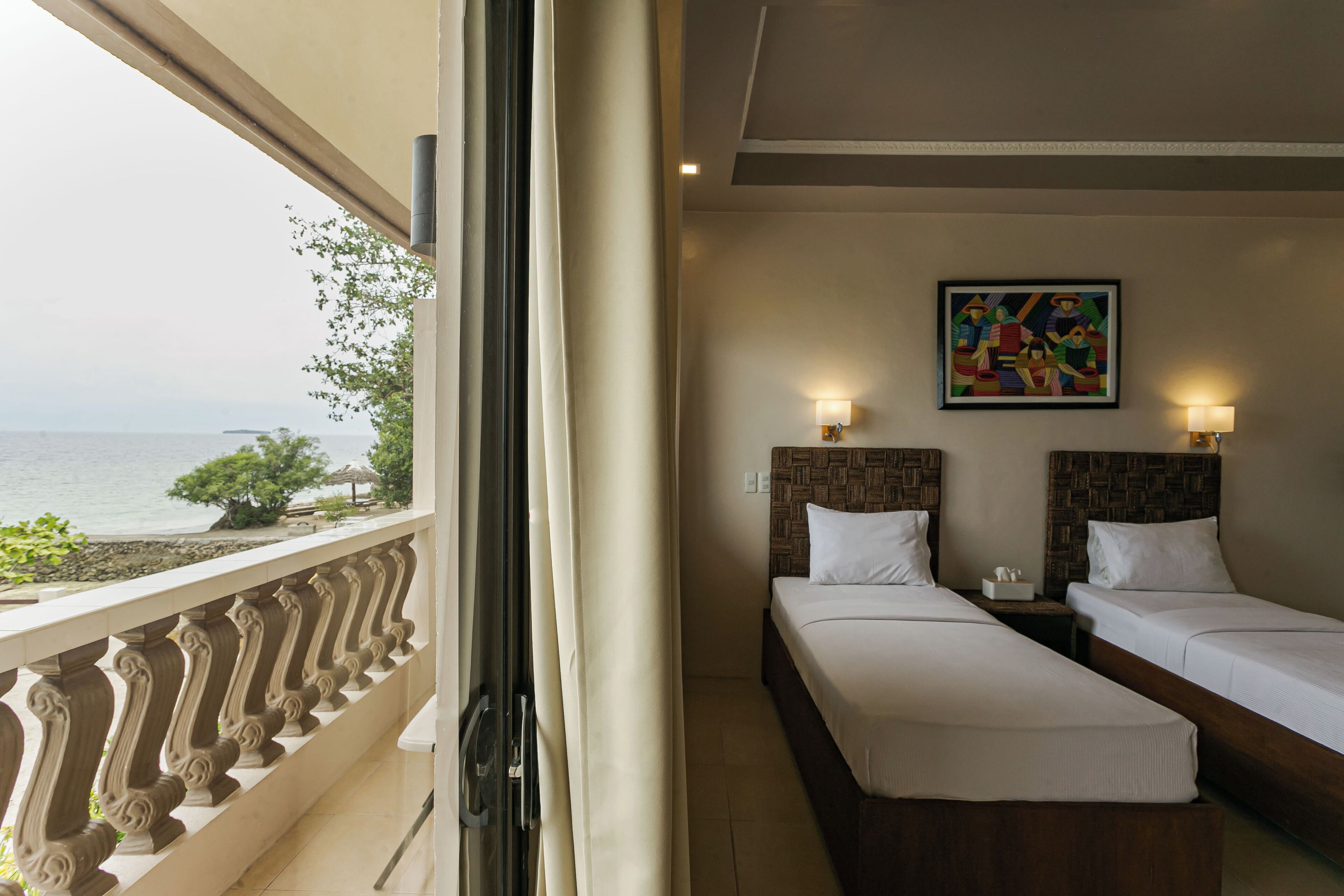 deluxe twin room, sea view | minibar, in-room safe, desk, bed sheets