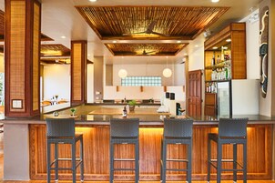 3 bares, bar junto a la piscina