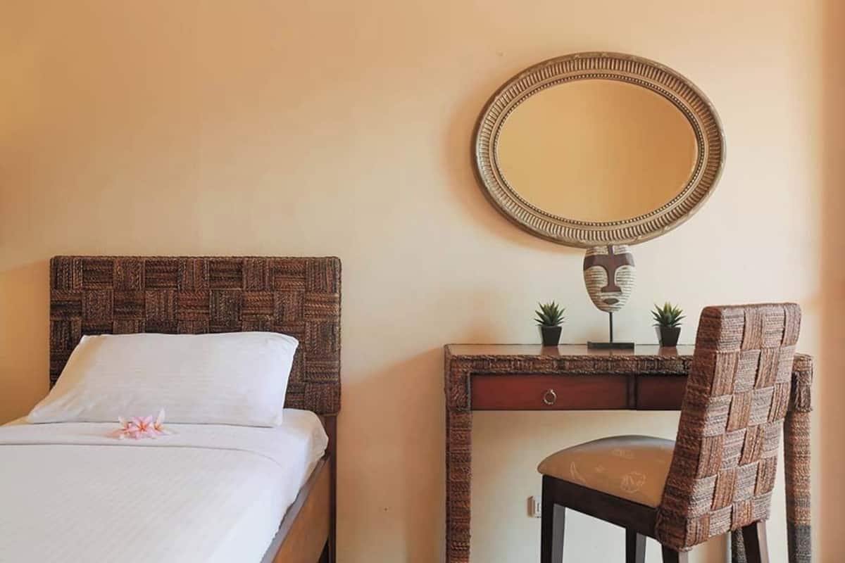 Deluxe Triple Room | Minibar, in-room safe, desk, bed sheets