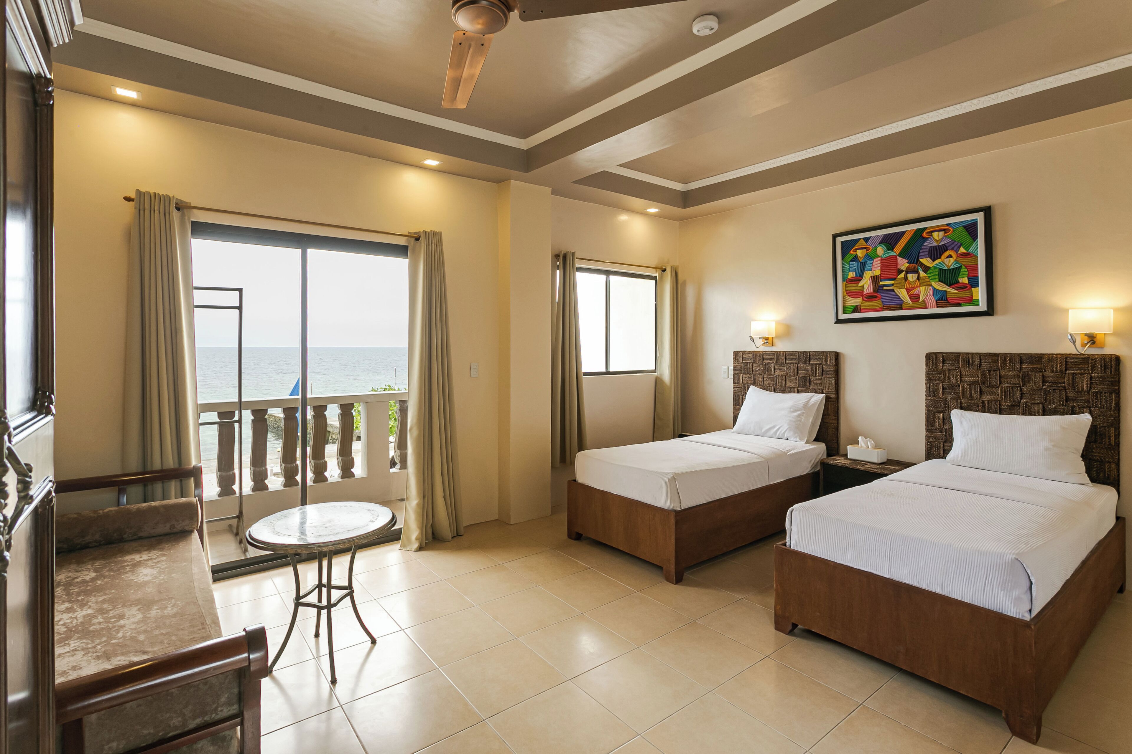 deluxe twin room, sea view | minibar, in-room safe, desk, bed sheets