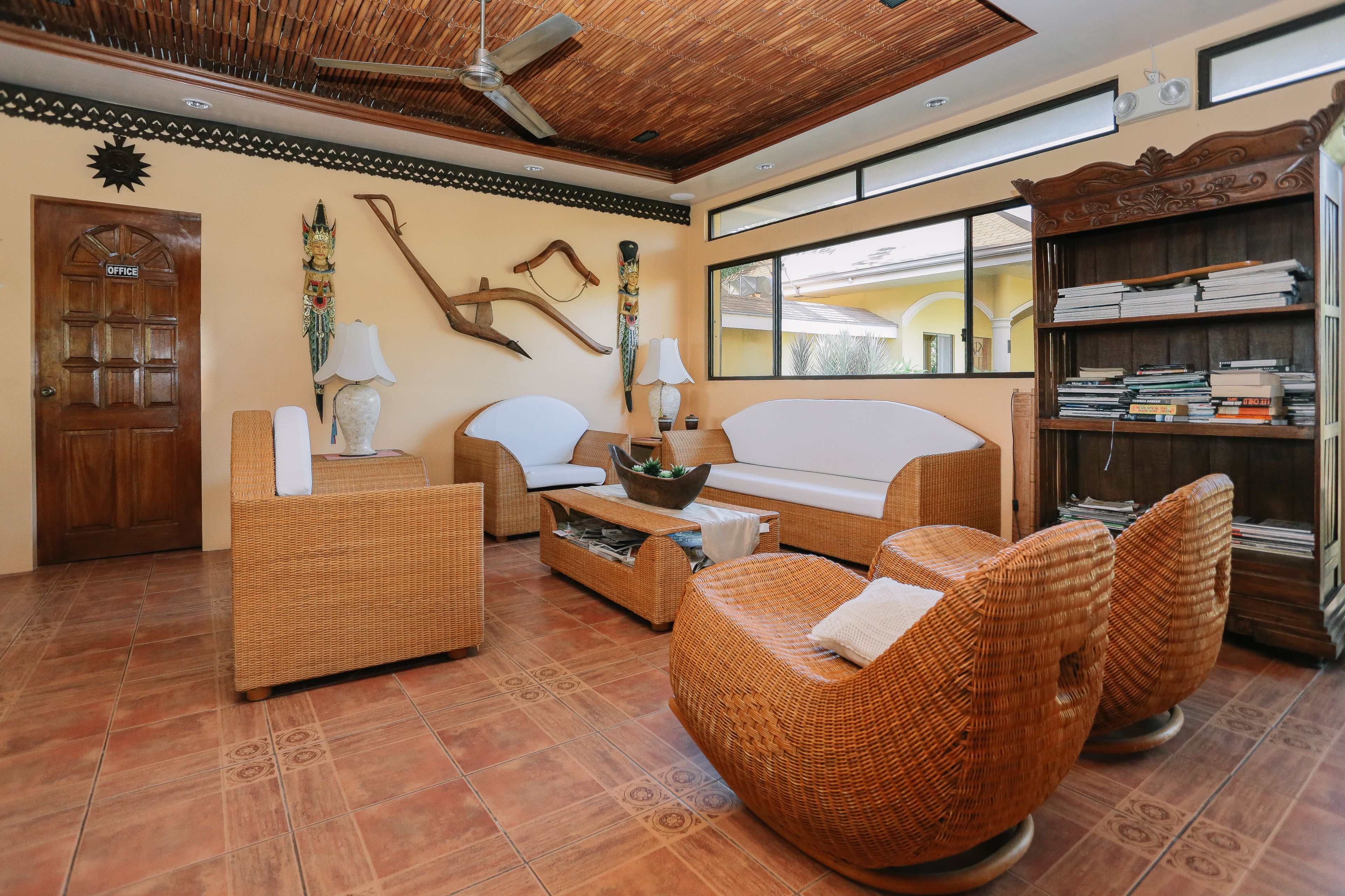 3 bars/lounges, poolside bar