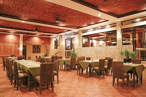 2 restaurants, spécialités Cuisine fusion