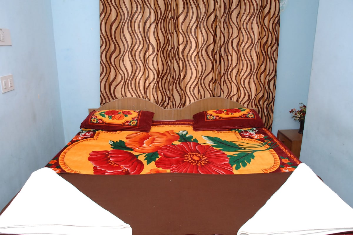 Deluxe AC Room  | เครื่องนอนระดับพรีเมียม, เตียงเสริม, Wi-Fi ฟรี