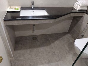 Shower, rainfall showerhead, free toiletries, hair dryer - Grand Residence (Chennai)