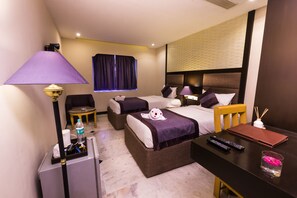 Phòng Tiêu chuẩn | Minibar, két bảo mật tại phòng, bàn, màn/rèm cản sáng