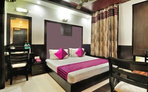 Deluxe Room | Egyptian cotton sheets, premium bedding, pillowtop beds, in-room safe - Hotel Bonlon Inn (New Delhi)