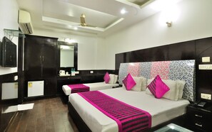 Family Room | Egyptian cotton sheets, premium bedding, pillowtop beds, in-room safe