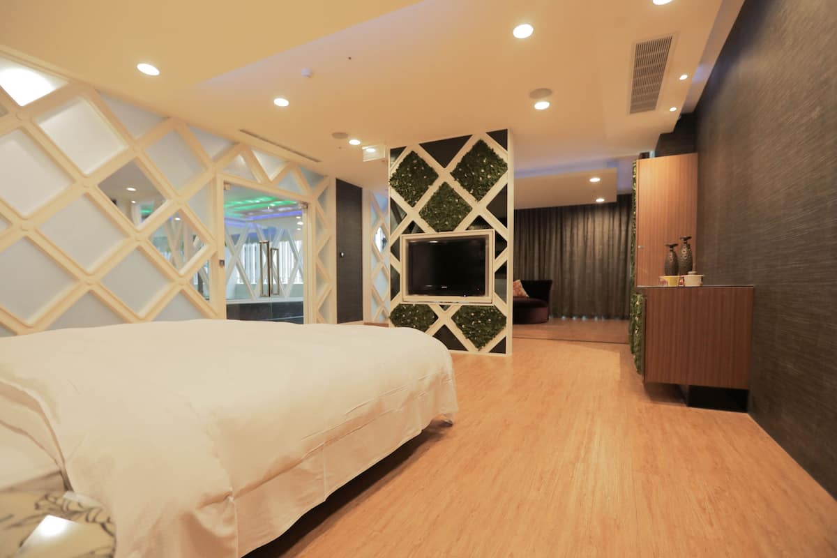 Tweepersoonskamer | Donzen dekbedden, pillowtop-bedden, een minibar, individueel gedecoreerd