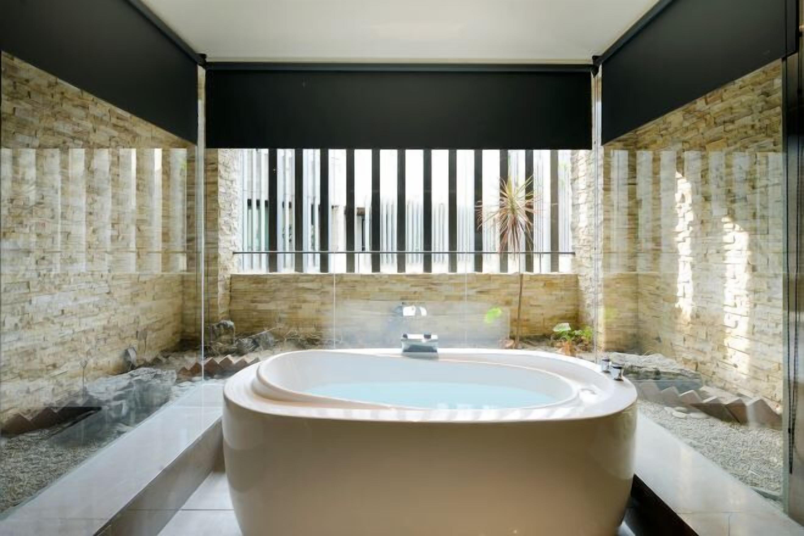 Salle de bain | Baignoire et douche séparées, douche à « effet pluie »