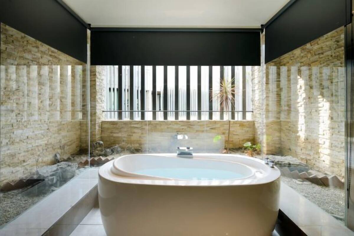 Banheiro | Banheira e chuveiro separados, chuveiro com efeito de chuva