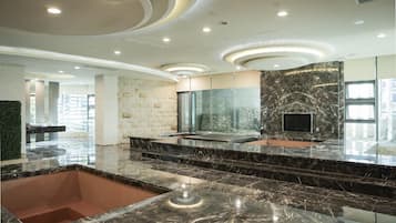 Phòng đôi | Phòng tắm | Bồn tắm và buồng tắm vòi sen riêng, vòi sen phun mưa