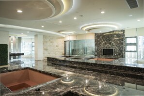 Dubbelrum | Badrum | Badkar och dusch, regndusch, gratis toalettartiklar och hårtork