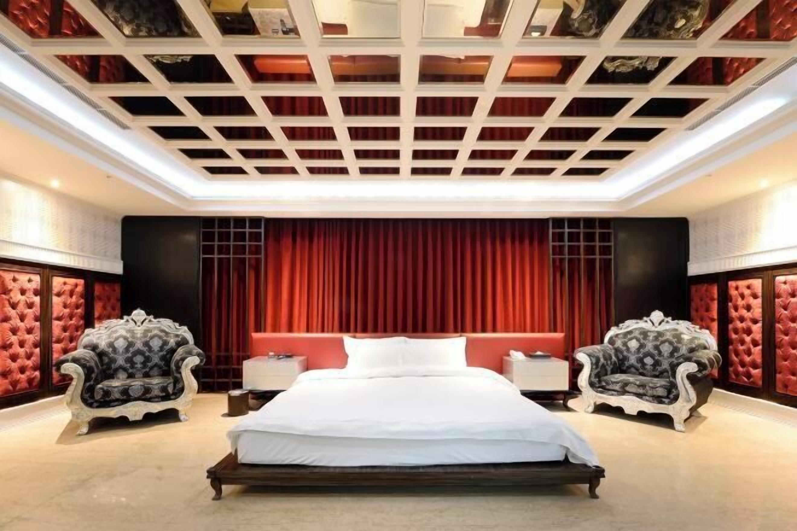 Couette en duvet d'oie, surmatelas, minibar, décoration personnalisée