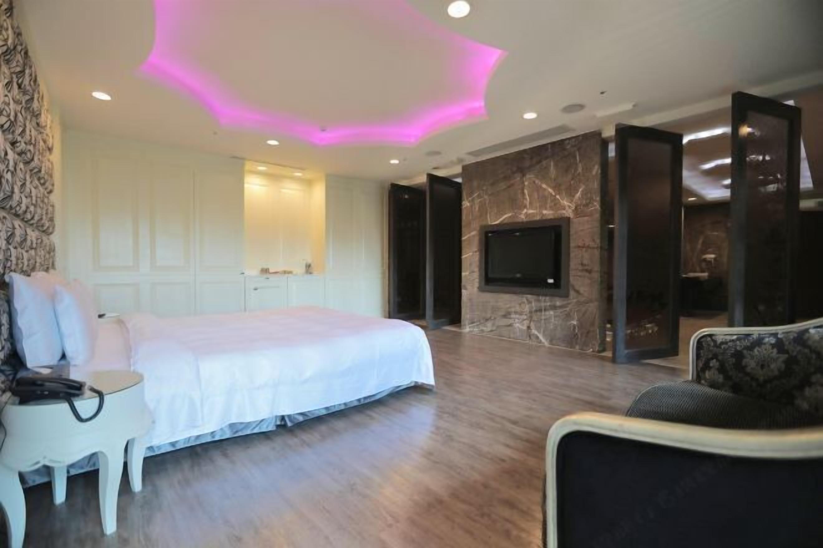 Couette en duvet d'oie, surmatelas, minibar, décoration personnalisée