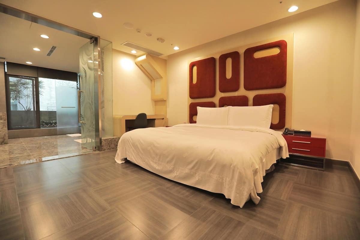 ห้องดีไซน์ | ผ้านวมขนเป็ด, เตียงพร้อมฟูกเสริมที่นอน, มินิบาร์, โต๊ะทำงาน