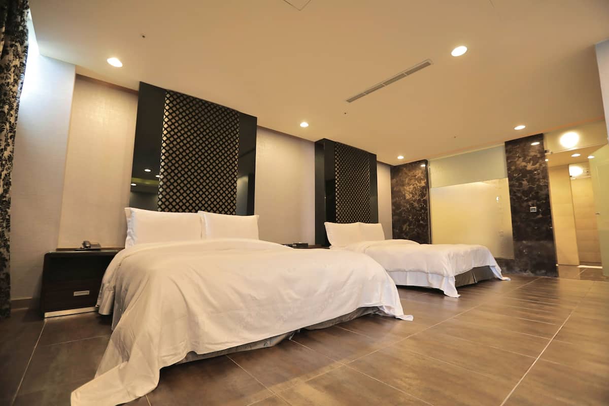 ห้องดีไซน์สำหรับสี่ท่าน | ผ้านวมขนเป็ด, เตียงพร้อมฟูกเสริมที่นอน, มินิบาร์, โต๊ะทำงาน
